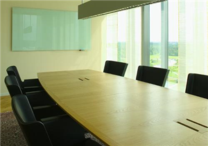 Có nên sử dụng bảng kính trong phòng họp?